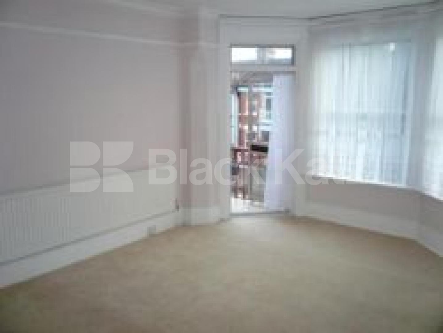 			AMAZING HOUSE!!!, 4 Bedroom, 1 bath, 1 reception Flat			 Melbourne Avenue, PALMERS GREEN N13